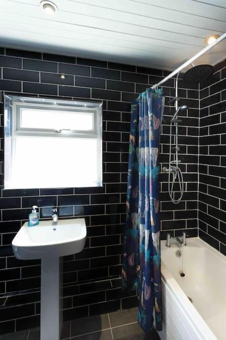 Chester/Handbridge Sleeps 9 + Netflix Hough Green Экстерьер фото
